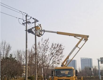 2024年3月7日，青海東線01—06號(hào)桿加裝驅(qū)鳥器，占位器，隔離刀閘，開關(guān)護(hù)套工作現(xiàn)場(chǎng)