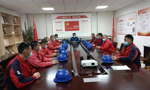 為保障節(jié)日期間電力系統(tǒng)運(yùn)行正常，東營(yíng)華昌電力工程有限公司部分員工犧牲春節(jié)假期，在東營(yíng)區(qū)供電公司值班備崗